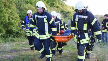 Übung der Feuerwehr Surendorf für den Ernstfall: Unfall eines Menschen an der Steilküste 