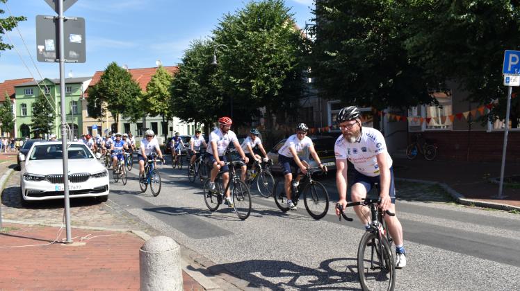 Wie 2019 wird auch am Mittwoch Rostocks Oberbürgermeister Claus Ruhe Madsen und der Tross der Hansetour Sonnenschein auf den Schwaaner Marktplatz rollen