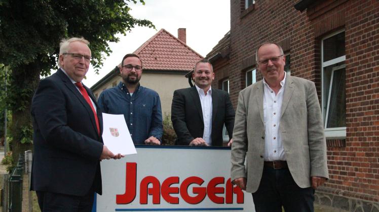Minister Till Backhaus überbringt der Firma Dämmstoffe Jaeger den Fördermittelbescheid. Hannes Wolf, Nils Jaeger und Detlef Jaeger (vli) freuen sich