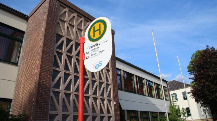 Bushaltestelle an der Grundschule Gellenbeck in Hagen-Niedermark, Juni 2022. // Busverkehr ÖPNV Schulbus