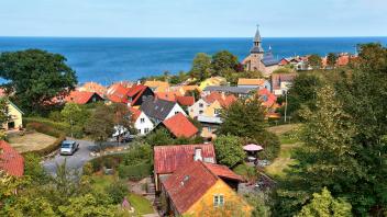 Ortsansicht Gudhjem, Blick über die Dächer und die Kirche auf die Ostsee mit Christiansø, Christiansoe am Horizont, Gudh