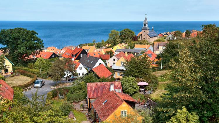 Ortsansicht Gudhjem, Blick über die Dächer und die Kirche auf die Ostsee mit Christiansø, Christiansoe am Horizont, Gudh