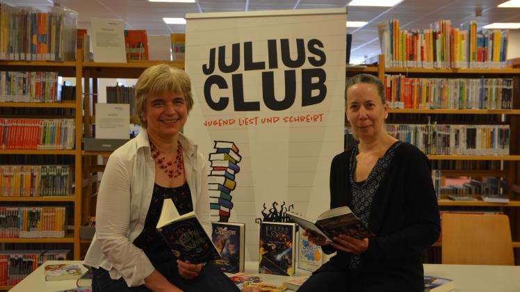 Die Freude über den baldigen Start des diesjährigen Julius-Clubs ist groß bei (von links): Stadtbüchereileiterin Ulrike Mensching und Annette Eilers von der Kulturstiftung der Öffentlichen Versicherungen Oldenburg.