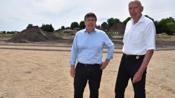 Bürgermeister Ronald Radscheidt  (v.l.) und Dr. Hans-Jürgen Radtke von der Thiera Projektentwicklung machen sich ein Bild vom neuen Baugebiet direkt in Plate.