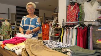 Heike Weber, Inhaberin vom Bekleidungsgeschäft Charisma Damenmode in Georgsmarienhütte-Oesede, in ihrem Laden, Juni 2022 // Einzelhandel Regionale Wirtschaft