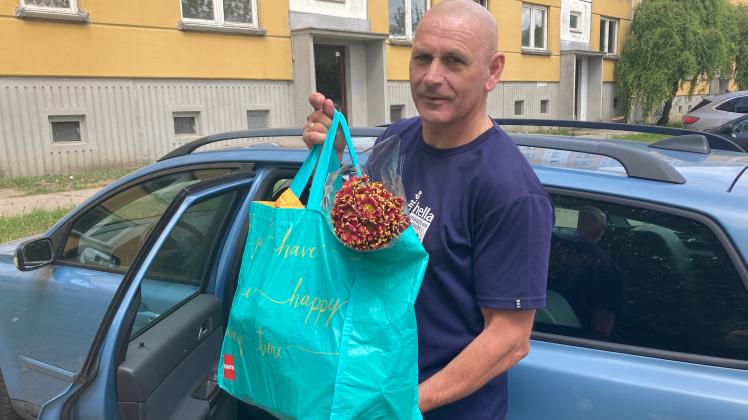 Mobiler Helfer: Roland Görtz bringt die gespendeten Lebensmittel zu Menschen, die nicht selbst zu den Ausgabestellen kommen können.
