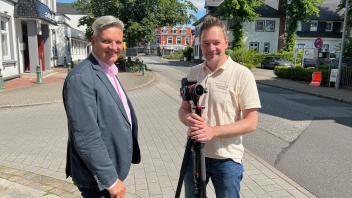 Wirtschaftsförderer Harald Poppner und Fotograf Simon Kunkelmoor sind gemeinsam im Rellinger Ortskern unterwegs. Sie erfassen Bilder für den virtuellen Rundgang.
