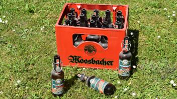Eine Kiste leerer Bierflaschen, Marke Moosbacher aus der Privaten Landbrauerei Scheuerer