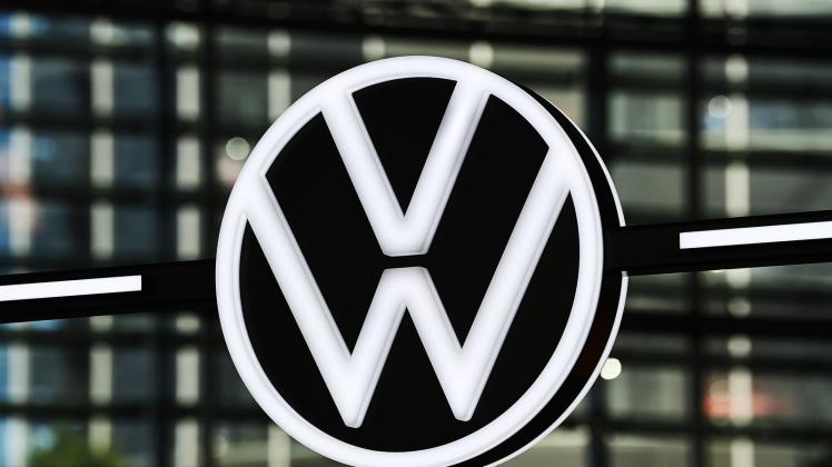 ARCHIV - Das Logo von VW ist im VW-Markenpavillon in der Autostadt zu sehen. Foto: Swen Pförtner/dpa/Symbolbild