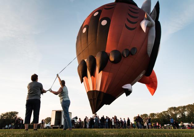 Mit der Internationalen Willer Balloon Sail auf dem Nordmarksportfeld hebt die Kieler Woche auf beeindruckende Weise ab: Zehn Tage lang steigen von hier aus bunte Heißluftballone unterschiedlichster Gestalt in den Kieler Himmel.
An fünf Abenden laden die Teams zu spektakulären Night Glows mit Lasershow und Feuerwerk ein - für viele Besucher*innen ist das der Höhepunkt der Balloon Sail. Beim „Nachtglühen“ leuchten die Ballone nach eigener Musik-Choreographie in der Dunkelheit und sorgen für eine ganz besondere Atmosphäre.
-------------------- Mit dem Herunterladen des Bildes akzeptieren Sie folgende Nutzungsbedingungen: # Das jeweilige Foto ist Eigentum der Landeshauptstadt Kiel bzw. der für sie produzierenden Fotografen und Fotoagenturen und unterliegen eingeschränkten Nutzungsrechten. Es ist ausschließlich für Presseveröffentlichungen über die Stadt Kiel frei gegeben. Diese Form der Veröffentlichung ist honorarfrei. # Die Bilder dürfen nicht in Soziale Netzwerke eingestellt werden. # Alle weiteren Formen der Veröffentlichung sind nur gegen Zahlung eines zu vereinbarenden Honorars an den jeweiligen Fotografen bzw. mit der Genehmigung der Bildlieferanten und Bildrechteinhaber gestattet. Ausnahmen sind schriftlich zu fixieren. # Die Motive dürfen Dritten nicht weitergegeben oder in Rechnung gestellt werden! # Der Bildnutzer ist in jedem Falle gemäß §13 UrhG zur Bildquellenangabe (Landeshauptstadt Kiel/Name des Fotografen) # Die Bilder dürfen ausschließlich im redaktionellen Umfeld und im Zusammenhang mit der Berichterstattung über Kiel oder die Kieler Woche verwendet werden. Eine Verwendung der Bilder im direkten Zusammenhang mit Werbung oder der Absicht der Gewinnerzielung ist nicht gestattet. # Die Rechte Dritter sind zu prüfen (kein Model- oder Property Release vorhanden). # Die Bilder unterliegen einem eingeschränkten Bearbeitungsrecht. Erlaubt sind Änderung der Bildgröße (Vergrößerung, Verkleinerung, Beschneidung), Umwandlung des Farbraumes sowie Änderungen der Farb-, Kontrast und Helligkeitswerte. Darüber hinaus gehende Änderungen bedürfen einer ausdrücklichen Genehmigung der Urheber. # Die Bilder dürfen nicht in Verbindung mit verfassungsfeindlichen oder diskriminierenden Inhalten verwendet werden.# Die dauerhafte Speicherung der Bilder auf Speichermedien oder Servern gleich welcher Art ist nicht gestattet und bedeutet eine Urheberrechtsverletzung. Die Nutzung zur Darstellung im Internet ist für die Dauer eines Jahres gestattet. # Die Nichteinhaltung der Nutzungsbedingungen berechtigt die Bildautoren, Bildlieferanten bzw. Bildrechteinhaber dazu, Honorarnachforderungen gemäß den (deutschen) MFM-Empfehlungen zu stellen.# Kontakt: Online-Redaktion@kiel.de
# Über ein Belegexemplar würden wir uns sehr freuen.
--------- Bildnachweis: Lh Kiel / Jan Konitzki Mit der Internationalen Willer Balloon Sail auf dem Nordmarksportfeld hebt die Kieler Woche auf beeindruckende Weise ab: Zehn Tage lang steigen von hier aus bunte Heißluftballone unterschiedlichster Gestalt in den Kieler Himmel.
An fünf Abenden laden die Teams zu spektakulären Night Glows mit Lasershow und Feuerwerk ein - für viele Besucher*innen ist das der Höhepunkt der Balloon Sail. Beim „Nachtglühen“ leuchten die Ballone nach eigener Musik-Choreographie in der Dunkelheit und sorgen für eine ganz besondere Atmosphäre.
-------------------- Mit dem Herunterladen des Bildes akzeptieren Sie folgende Nutzungsbedingungen: # Das jeweilige Foto ist Eigentum der Landeshauptstadt Kiel bzw. der für sie produzierenden Fotografen und Fotoagenturen und unterliegen eingeschränkten Nutzungsrechten. Es ist ausschließlich für Presseveröffentlichungen über die Stadt Kiel frei gegeben. Diese Form der Veröffentlichung ist honorarfrei. # Die Bilder dürfen nicht in Soziale Netzwerke eingestellt werden. # Alle weiteren Formen der Veröffentlichung sind nur gegen Zahlung eines zu vereinbarenden Honorars an den jeweiligen Fotografen bzw. mit der Genehmigung der Bildlieferanten und Bildrechteinhaber gestattet. Ausnahmen sind schriftlich zu fixieren. # Die Motive dürfen Dritten nicht weitergegeben oder in Rechnung gestellt werden! # Der Bildnutzer ist in jedem Falle gemäß §13 UrhG zur Bildquellenangabe (Landeshauptstadt Kiel/Name des Fotografen) # Die Bilder dürfen ausschließlich im redaktionellen Umfeld und im Zusammenhang mit der Berichterstattung über Kiel oder die Kieler Woche verwendet werden. Eine Verwendung der Bilder im direkten Zusammenhang mit Werbung oder der Absicht der Gewinnerzielung ist nicht gestattet. # Die Rechte Dritter sind zu prüfen (kein Model- oder Property Release vorhanden). # Die Bilder unterliegen einem eingeschränkten Bearbeitungsrecht. Erlaubt sind Änderung der Bildgröße (Vergrößerung, Verkleinerung, Beschneidung), Umwandlung des Farbraumes sowie Änderungen der Farb-, Kontrast und Helligkeitswerte. Darüber hinaus gehende Änderungen bedürfen einer ausdrücklichen Genehmigung der Urheber. # Die Bilder dürfen nicht in Verbindung mit verfassungsfeindlichen oder diskriminierenden Inhalten verwendet werden.# Die dauerhafte Speicherung der Bilder auf Speichermedien oder Servern gleich welcher Art ist nicht gestattet und bedeutet eine Urheberrechtsverletzung. Die Nutzung zur Darstellung im Internet ist für die Dauer eines Jahres gestattet. # Die Nichteinhaltung der Nutzungsbedingungen berechtigt die Bildautoren, Bildlieferanten bzw. Bildrechteinhaber dazu, Honorarnachforderungen gemäß den (deutschen) MFM-Empfehlungen zu stellen.# Kontakt: Online-Redaktion@kiel.de
# Über ein Belegexemplar würden wir uns sehr freuen.
--------- Bildnachweis: Lh Kiel / Jan Konitzki