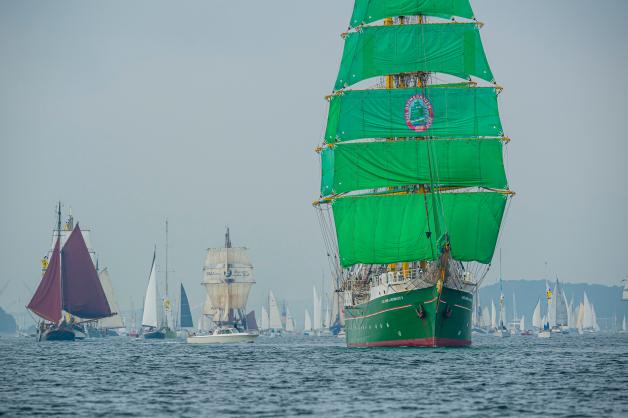 Der krönende Abschluss der Kieler Woche ist immer die Windjammer-Parade, bei der große und kleine, alte und neue Schiffe mitsegeln. 