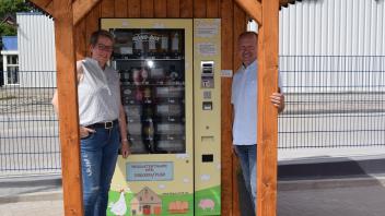 Seit einer Woche bieten Monika und Norbert Pott ihre Erzeugnisse unter anderem in mit einem kleinen Automaten im Osnabrücker Ortsteil Hellern an.