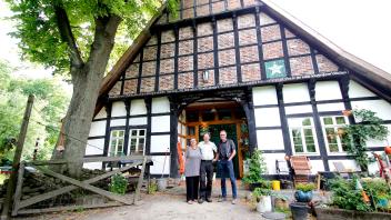 Die ehemaligen Mitbewohner Katrin Schmidt, Stefan Elsner und Bernd Scheutzow (von links) erinnern sich an die „wilden Zeiten“ ihrer Kommune in Hasbergen.