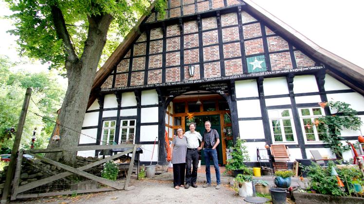 Die ehemaligen Mitbewohner Katrin Schmidt, Stefan Elsner und Bernd Scheutzow (von links) erinnern sich an die „wilden Zeiten“ ihrer Kommune in Hasbergen.