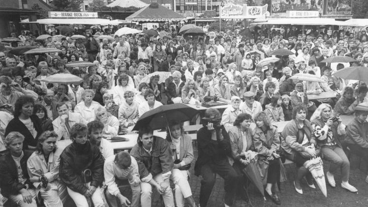 Nicht bekannt ist, was gerade auf der Bühne vor dem Rathaus gezeigt wurde. Das Interesse war jedenfalls riesig beim 1. Delmenhorster Stadtfest im Juni 1987.