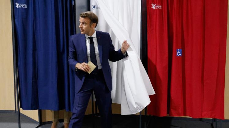 dpatopbilder - Emmanuel Macron, Präsident von Frankreich, verlässt die Wahlkabine, bevor er seine Stimme in der ersten Runde der französischen Parlamentswahl abgibt. Foto: Ludovic Marin/AFP-Pool/AP/dpa