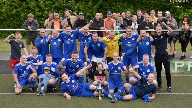 Nach dem Spiel feierte das Team des FSV Kühlungsborn zusammen mit seinem Anhang. Die Stimmung war super und der Pokal wurde präsentiert.