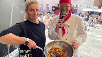 Citiymanagerin Kathrin Lübke und Mario Kohlehagen kochten zusammen auf der Bühne auf dem Marktplatz