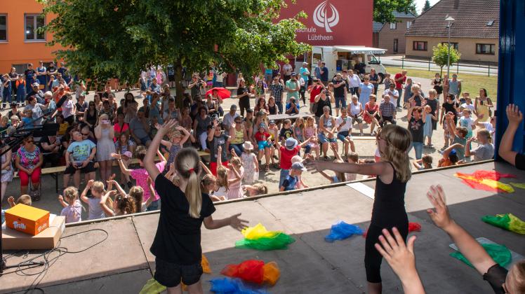 Beim Kinder- und Familienfest der Stadt Lübtheen begeisterten die Tanzmäuse des DRK-Schulhortes. Es war ihr erster Auftritt nach Beendigung der coronabedingten Einschränkungen. 