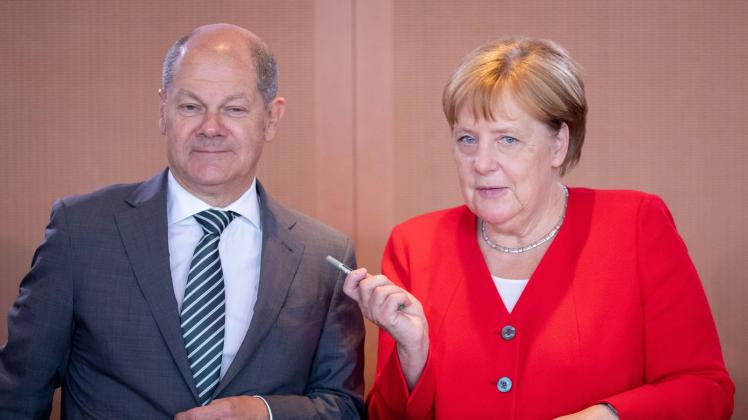 ARCHIV - Bundeskanzler Olaf Scholz (SPD) verteidigt die Aussöhnungspolitik seiner Vorgängerin Angela Merkel (CDU) mit Russland. Foto: Kay Nietfeld/dpa