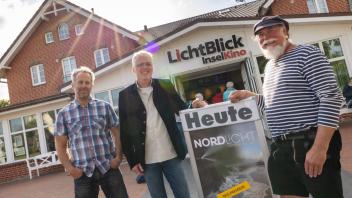 Ralf Thomsen (mittig) bei der Inselpremiere von Nordlicht mit zwei seiner Protagonisten aus seinem ersten Amrum-Kino Film Luv&Lee, Thorsten Ertel und Wolfgang Stöck.