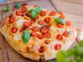 Focaccia: Italienisches Fladenbrot mit Tomaten selbstgebacken
