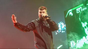 Heimspiel für Marteria: der Rapper mit Wurzeln in Rostock trat am Sonntag-Abend in der ausverkauften Stadthalle auf. 
Noch vor offiziellem Start der „Vollkontakt”-Tour und den Sommer-Festivals besuchte er die Hansestadt, der er in „Mein Rostock” ein musikalisches Denkmal gesetzt hat.
Foto: Georg Scharnweber