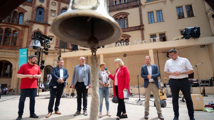 Bei der Live-Debatte im Schlossinnenhof ging es zur Sache.