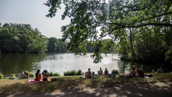 Hitzewelle im Juni 2022 in Berlin , Karpfenteich, Treptower Park bei schönem Wetter , Berlin-Treptow Hitzewelle im Juni