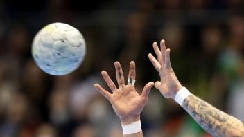 ARCHIV - Ein Handball wird gefangen. Foto: Ronny Hartmann/dpa/Symbolbild