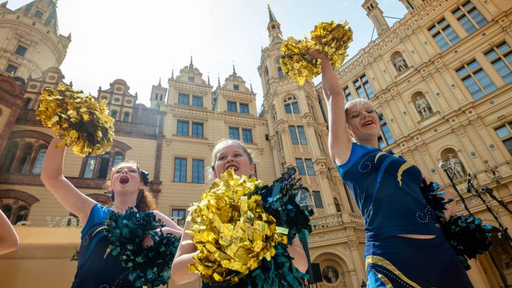 So bunt war der Tag der offenen Tür im Landtag MV 2022 Tag des offenen Landtages in Schwerin; bunte Show mit den Cheerleader der Mecklenburg Bulls im Schlossinnenhof 19.06.2022 Foto Volker Bohlmann