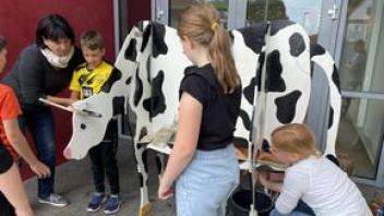Beim Kinderfest konnten die Mädchen und Jungen der Grundschule Neu Kaliß sogar eine Kuh melken, wenn auch nur das Modell einer Kuh.