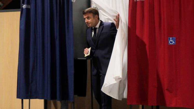 dpatopbilder - Präsident Emmanuel Macron erleidet eine schwere Niederlage. Foto: Michel Spingler/AP Pool/dpa