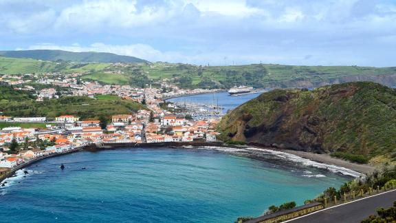 ARCHIV - Blick auf Horta. Im Vordergrund ist die Bucht Porto Pim zu sehen. Einst landeten hier die Walfänger. Foto: Roswitha Bruder-Pasewald/dpa-tmn ARCHIV - Blick auf Horta. Im Vordergrund ist die Bucht Porto Pim zu sehen. Einst landeten hier die Walfänger. Foto: Roswitha Bruder-Pasewald/dpa-tmn