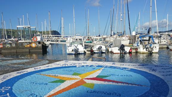 ARCHIV - Der Hafen in Horta ist ein wichtiger Anlaufpunkt für alle, die über den Atlantik segeln. Foto: Robert Günther/dpa-tmn ARCHIV - Der Hafen in Horta ist ein wichtiger Anlaufpunkt für alle, die über den Atlantik segeln. Foto: Robert Günther/dpa-tmn