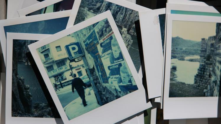 ARCHIV - Alte Schule: Polaroids faszinieren mit ihrem quadratischen Bildformat und ihren farblichen Eigenheiten. Foto: Oliver Berg/dpa/dpa-tmn