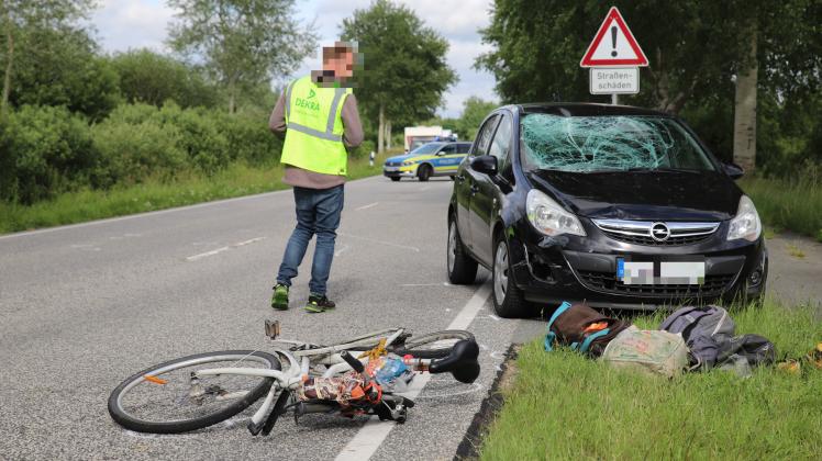 Unfall Auf Der B202: Autofahrerin Fährt Radfahrer An | SHZ