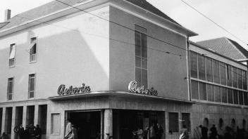 Außen schlicht, aber innen oho: der Astoria-„Filmpalast“ kurz vor der Eröffnung im Jahr 1953. 