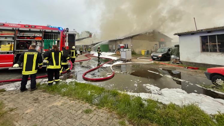 Rund 80 Feuerwehrleute aus dem Amtsbereich Bützow bekämpften das Feuer in dieser Halle einer  Autowerkstatt im Bützower Vierburgweg.