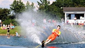 Undatiertes Foto zeigt Wasserski-Sport beim TSV Ladelund. 