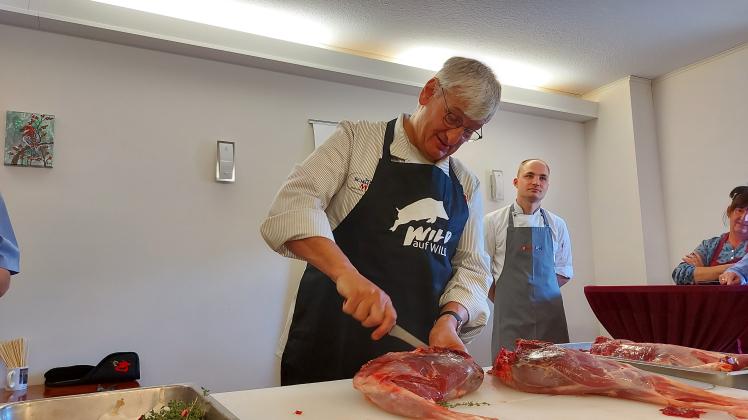 Norbert Bosse schneidet Wildfleisch. 