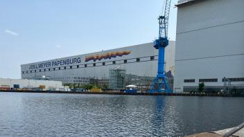 Aktuell liegt weder ein Schwimmteil eines Kreuzfahrtschiffes, noch ein fertiges Kreuzfahrtschiff am Kai der Papenburger Meyer Werft.