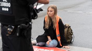 Klimaschutz-Demonstranten blockieren Straßen