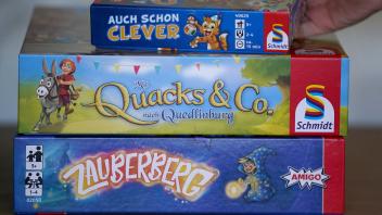 PRODUKTION - Die drei Kinderspiele "Auch schon clever" (Wolfgang Warsch/Schmidt Spiele), "Mit Quacks und Co. nach Quedlinburg" (Wolfgang Warsch/Schmidt Spiele) und "Zauberberg" (Amigo). Foto: Marcus Brandt/dpa