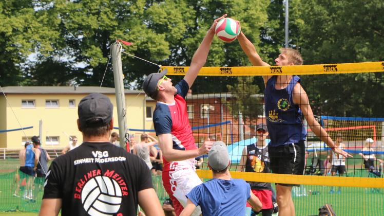 Duell über dem Netz zwischen einem Rüderdorfer Akteur (l.) und einem Spieler der TSG Lacoste. Eine Szene aus dem Männerfinale beim Wittenberger Volleyballsommer, das Rüdersdorf für sich entschied. 
