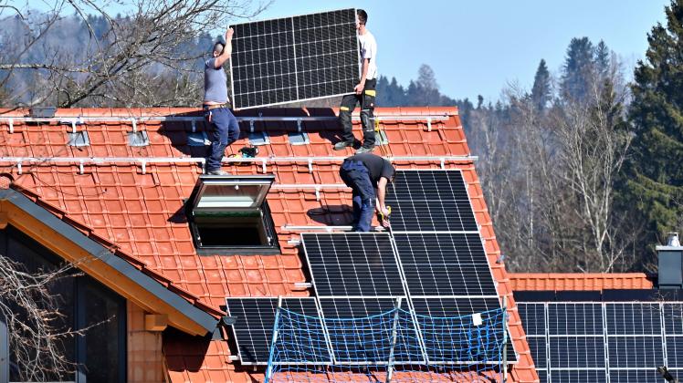 Hier kommt der Strom demnächst vom Sonnenlicht. Das Solardach wird auf den Neubau montiert. Siegsdorf Bayern Deutschland