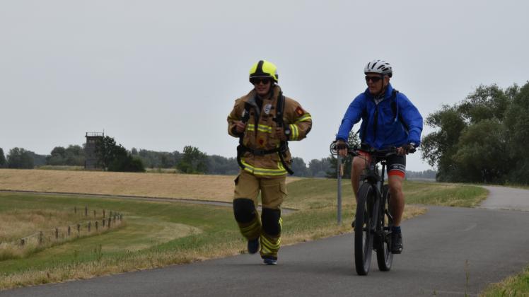 In voller Montur alles geben und dafür Spenden für die Krebshilfe sammeln. Das haben sich die Initiatoren und Teilnehmer der Feuerwehr-Grenztour auf die Fahnen geschrieben. Ihr Weg führte sie entlang der ehemaligen innerdeutschen Grenze.