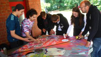 Visualisierten das Thema der Flucht: Burak, Manol, Tim, Alex, Johanna mit dem Graffiti-Künstler Mika Springwald.