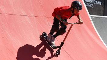 Skaten, ob mit Scooter wie hier im Symbolbild oder mit dem klassischen Skateboard, ist bei Kindern und Jugendlichen beliebt. Am Rande einer Skaterbahn in Ahrensbök ereignete sich ein tragischer Unfall.