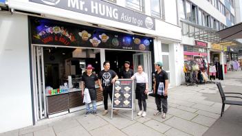 Das Team des Asia-Imbisses Mr. Hung solle mit aufs Foto, wünschte sich das Inhaber-Paar Thuy Vodan (2. von rechts) und Hung Nguyen (2. von links). Am Neumarkt bieten sie asiatische Spezialitäten an.